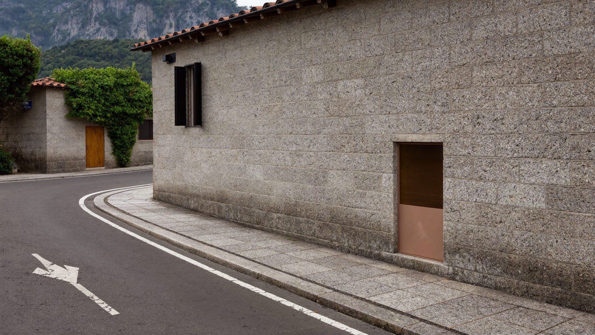 Fachada em granito da loja Novahlas numa rua de Braga