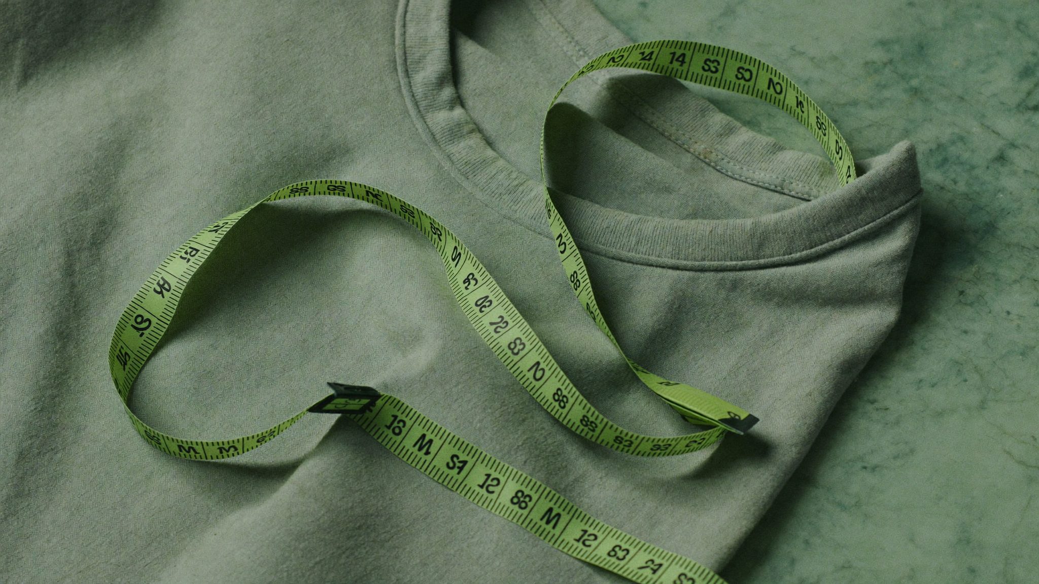 Fita métrica pousada sobre uma camisa de linho Novahlas