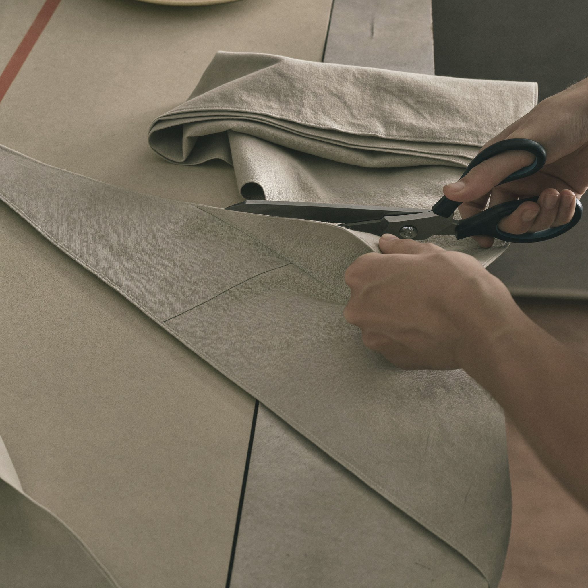 Molde e corte de linho sobre a mesa de trabalho